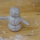 Ein Mensch aus Ton gebaut. Er wurde aus lauter Kugeln gebaut.
