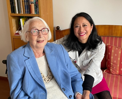 Links sitzt die Stifterin Barbara Osterwald. Neben ihr die neue Vorsitzende Mai Dang-Goy. Bei lächeln.