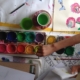 Malkasten mit Pinsel - ein Kind ist kreativ mit Farbe und Kleben.