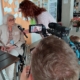 Redakteurin mit Mikrofon und Kameramann interviewen Stifterin Barbara Osterwald